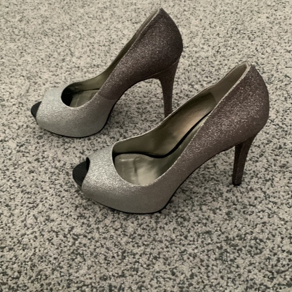 Size 8 ombré guess heels - Picture 2 of 5